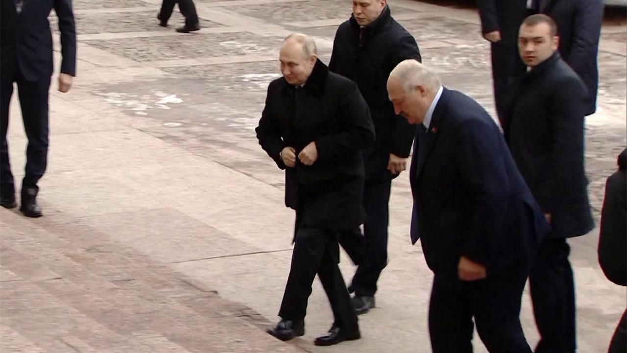 В Санкт-Петербурге президенты России и Белоруссии ...льного саммита СНГ провели двустороннюю встречу