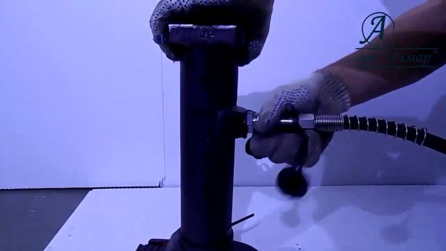 Домкрат с низким подхватом, работающий от маслостанции.