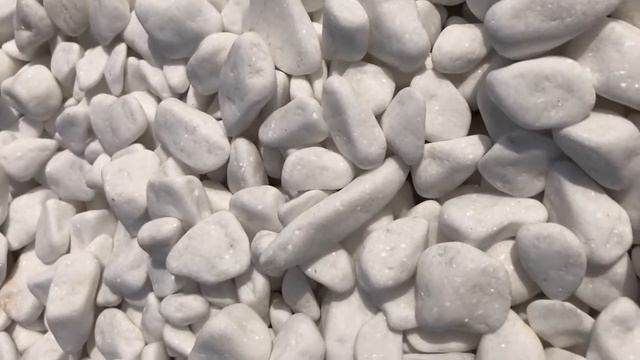 Белая мраморная галька Блеск на солнце смотреть онлайн
