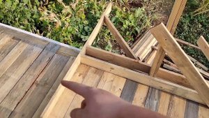 Сделал двухскатную крышу один. Чёткий сарай для кур.