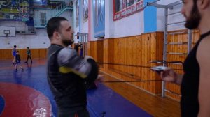 Упражнения с борцовской резиной