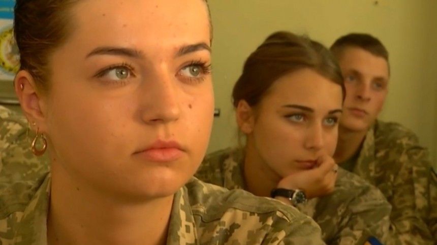 Большинству женщин на Украине запретят выезд из страны и поставят на воинский учет