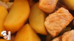 Свинина тушеная с овощами и картофелем в кастрюле
