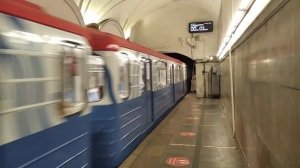 Метропоезд Номерной прибывает на станцию метро Павелецкая.