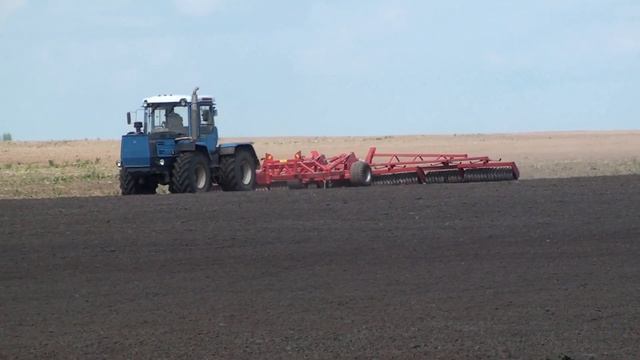 Т-17221 прикатывает почву после посева смотреть онлайн
