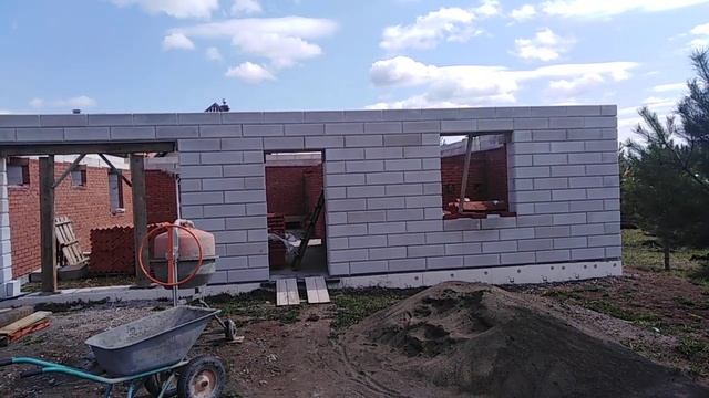 Дом из газобетона, снятая фаска. Продолжение стройки, подготовка к заливке армопояса.