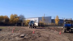 Упражнение "ускорение и торможение у заданной линии" на тракторе кат. C (МТЗ)