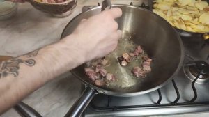 Рецепт жареной картошки с грибами и беконом.