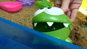 Ам Ням расстроен! Видео для детей про игрушки Грузовичок Лева и Ам Ням - Игры в песке