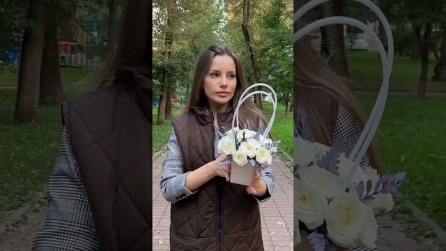 Композиция из кустовой розы Сноу бабл в сумочке #1сентября #розы