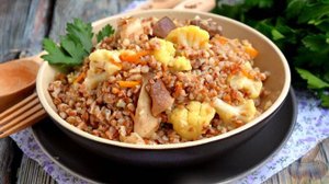 Постно, просто, вкусно.
ГРЕЧКА С ГРИБАМИ И ЦВЕТНОЙ КАПУСТОЙ