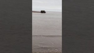 Вездеход Север переплывает устье реки