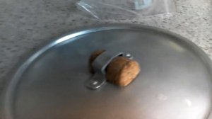 Как поднять крышку из—под кастрюли