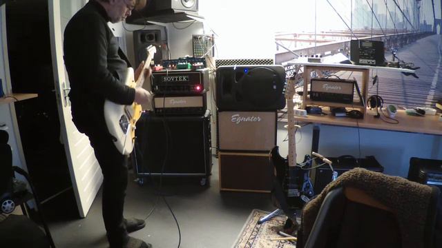 Man in Black with Slippers makes Noise смотреть онлайн