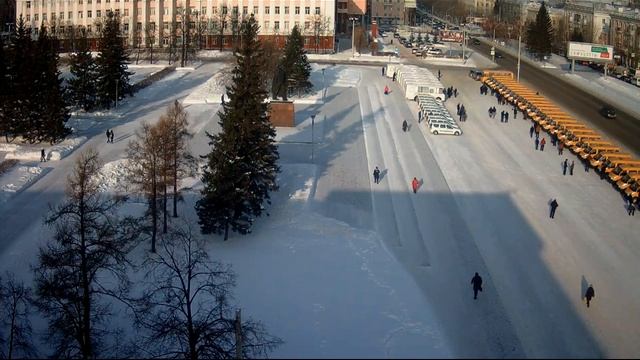 Веб камеры К24: Автобусы стоят у здания правительства Алтайского края смотреть онлайн