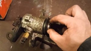 Как выдавить поршень из снятого суппорта