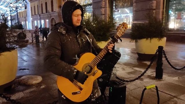 Гитарист Евгений Красных выступает даже в снегопад на Невском проспекте в Санкт-Петербурге...