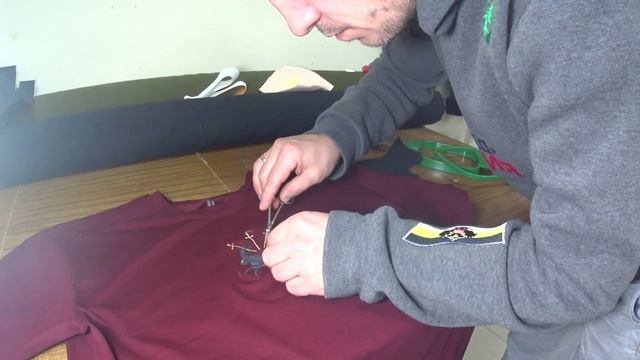Машинная вышивка логотипа на футболке
