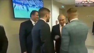 Pеакция охраны когда Конор Макгрегор поставил руку на плечо Путина