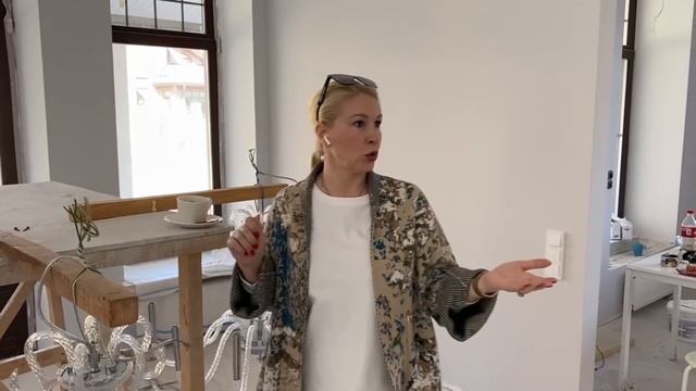 Блондинка на стройке. Выпуск 8. Делаю из гаража комнату, вешаю люстры. смотреть онлайн