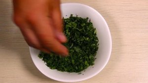Соус из майонеза и сметаны, с зеленью и чесноком.