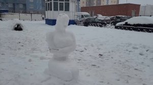 Петербуржцы слепили из снега "датскую" русалочку