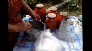 Заготовки на зиму . Консервированные  помидоры  с  малиновыми листьями.