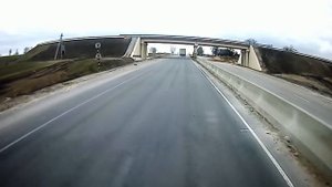 Фура чуть не перевернулась при резком повороте на трассу М6 Минск-Гродно