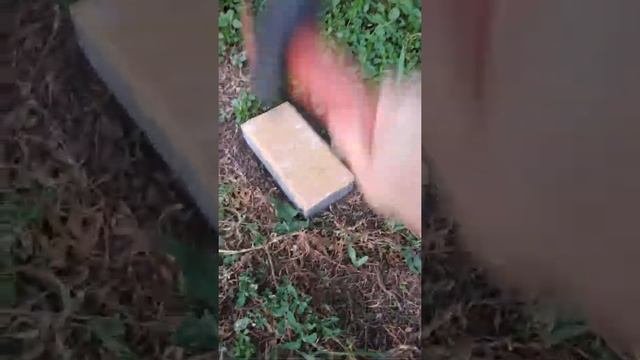 Брусчатка во дворе частного дома. Проверка прочности...Удары киянкой...