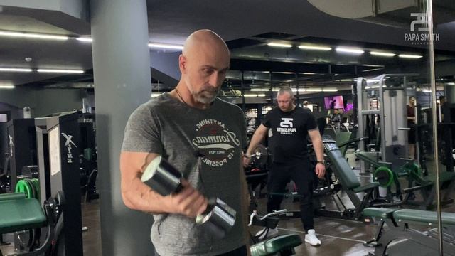 Тренировка на бицепс от Папы Смита