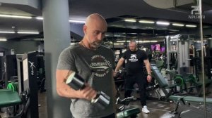 Тренировка на бицепс от Папы Смита