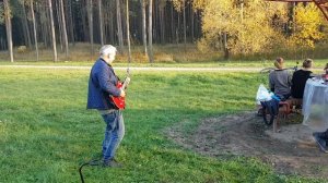 Электрогитара на природе.