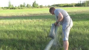 Заброс кастинговой сети с двух рук