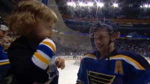 Владимир Тарасенко играет с сыном Александром / Tarasenko greets his young one