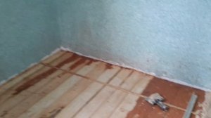 Выравнивание деревянного пола фанерой и клея пва с опилками.