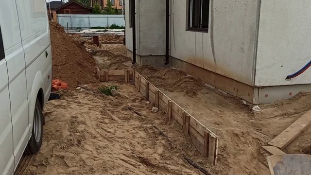 Ход строительства бетонной отмостки, веранды