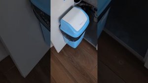 мусорное ведро в кухне под раковиной