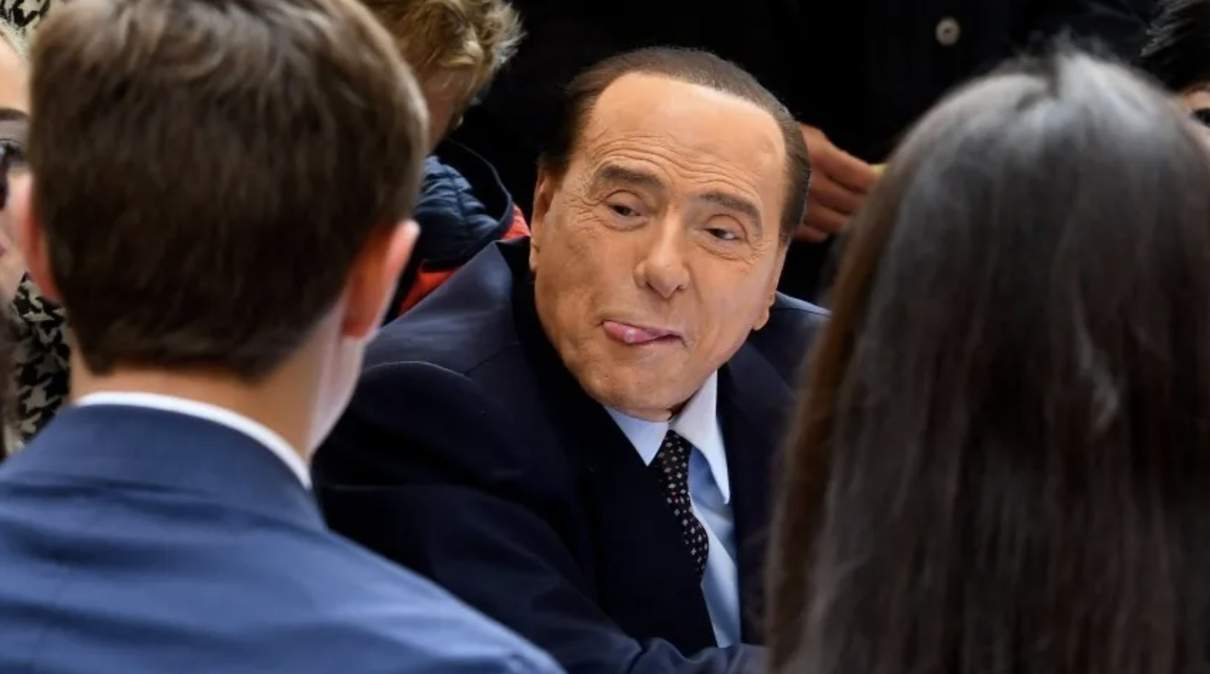 Берлускони попал в скандал из-за подаренного ящика водки из Москвы