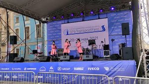 В рамках фестиваля "SPbTransportFest" 2021 на сцене выступают очаровательные девушки из Подмосковья