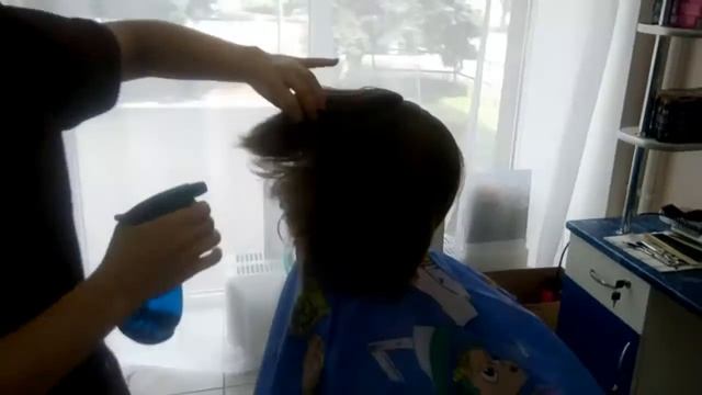 Идем в  парикмахерскую делаем модную стрижку смотреть онлайн