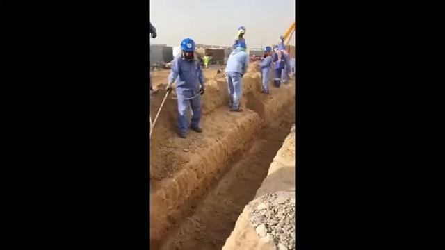 Три рабочих и лопата заменяют эксковатор смотреть онлайн