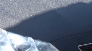 Алмазная крошка черная на автомобиле.