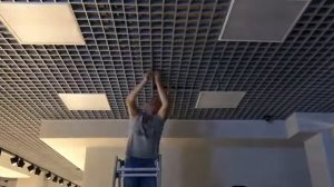 Установка светильников на потолок грильятто