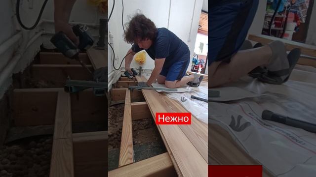Монтаж шпунтованной доски из лиственницы. #ремонт #пол #казань #плотник #новыйпол #мастер #ламинат