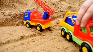 Песочница для малышей. Машинки собирают мячики