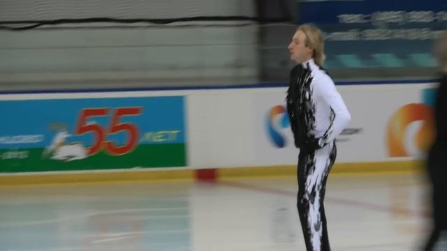 На разминке Евгений Плющенко.Разные четверные! 15.09.12 смотреть онлайн