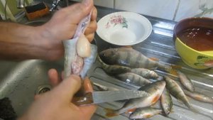 Как быстро снять кожу с окуня\\Разделка окуня от чешуи