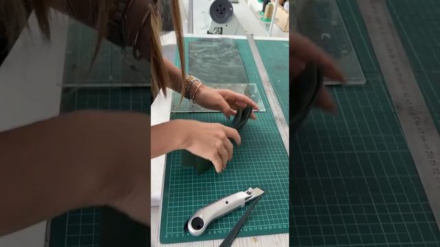 Как я делаю блокнот из натуральной кожи или история о том как все мастера на производстве заболели. смотреть онлайн