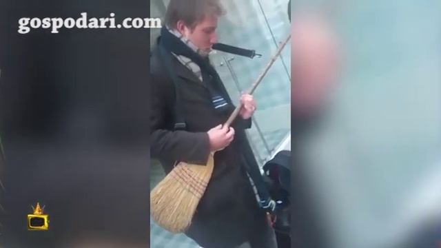 Соло метла и бас лопата събират гигалайкове на улицата смотреть онлайн