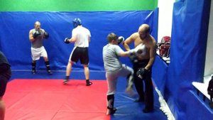 дети на тренировках по смешанным единоборствам.